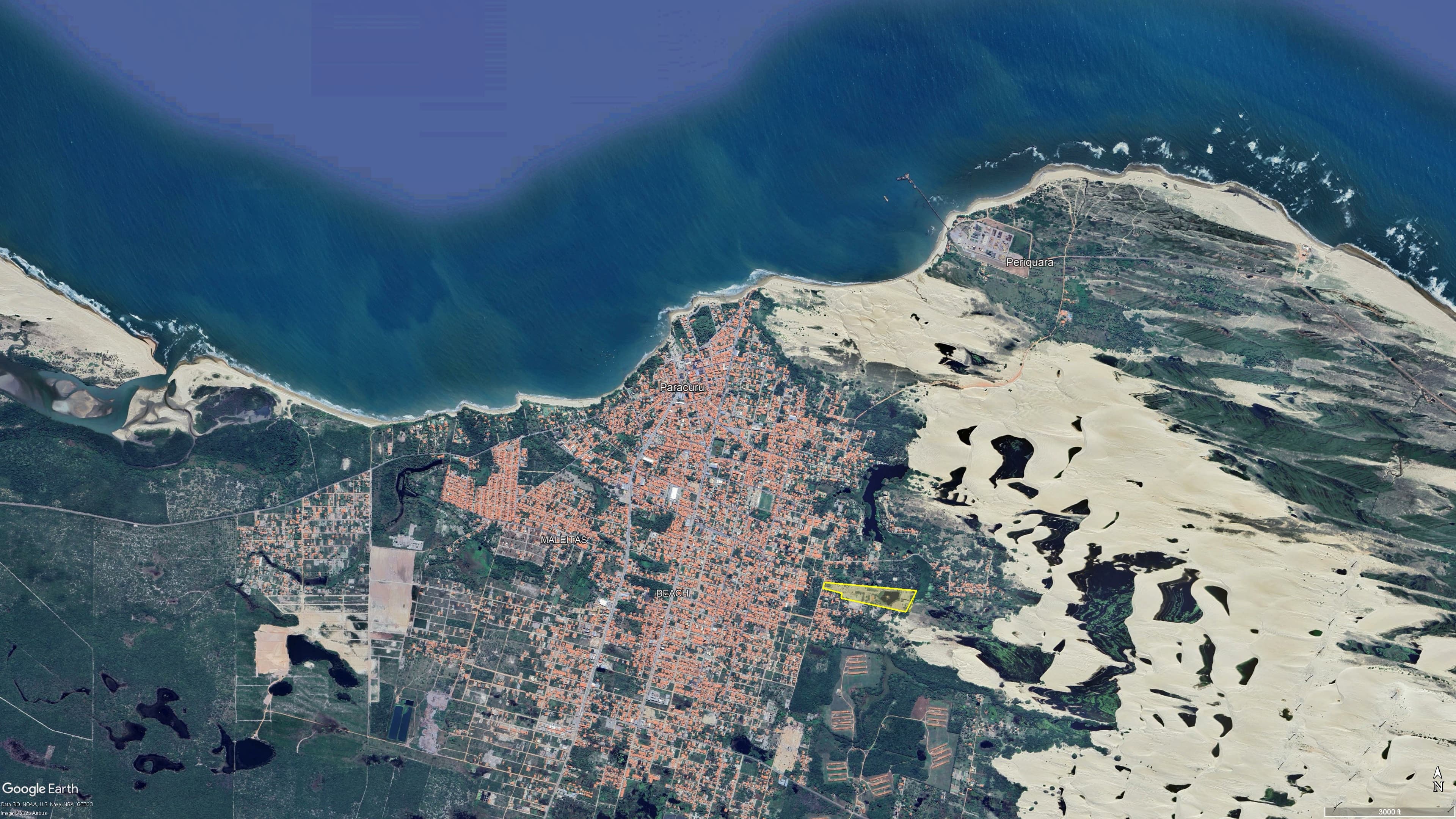 Vista aérea de Paracuru mostrando o condomínio Lençóis marcado no contexto da região.